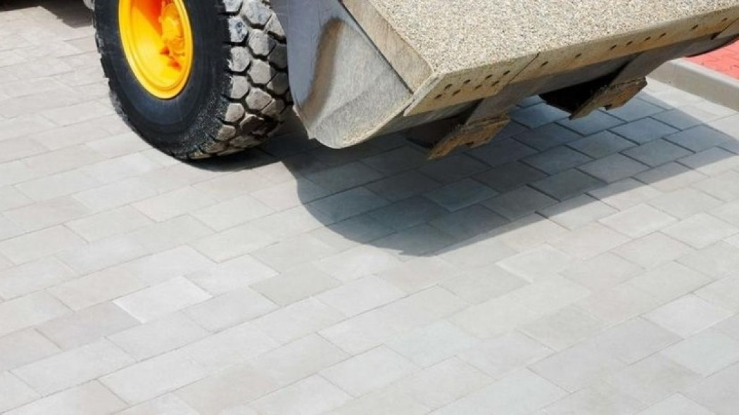 Jak dbać o kostkę brukową zimą? Poradnik (fot. marka Modern Line)
