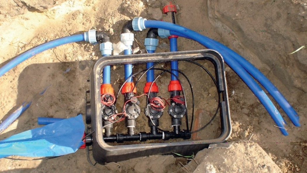 Czas na instalację elektryczną i nawadniającą. Elektrozawory (fot. www.ogrodnik.slupsk.pl)