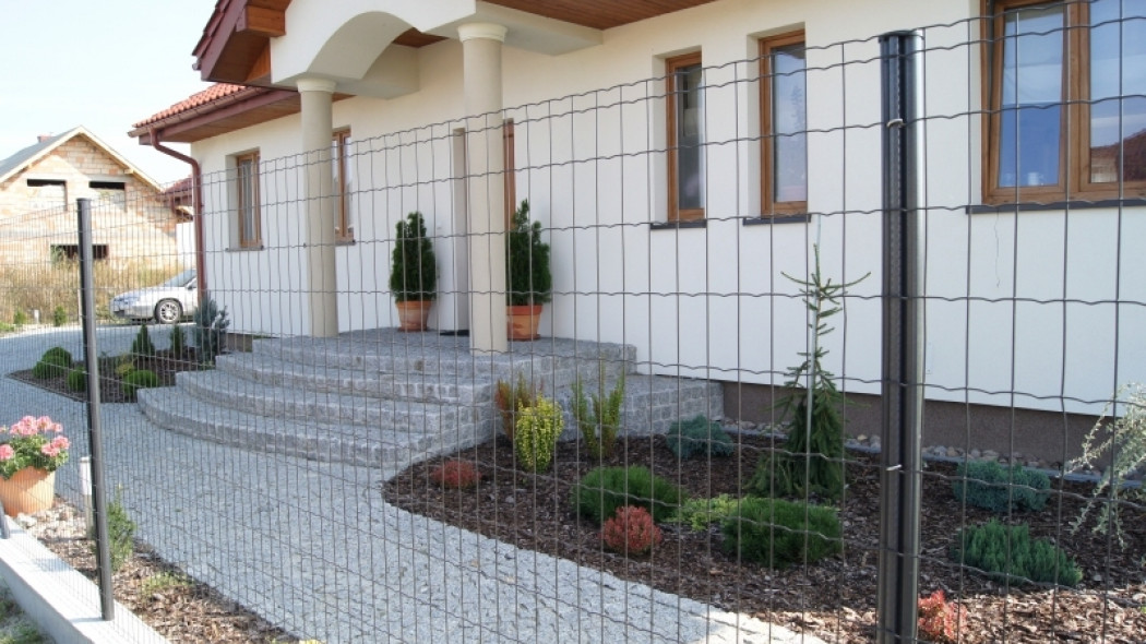 Siatka ogrodzeniowa inna niż zielona. Antracytowa siatka Pantanet (fot. Betafence)