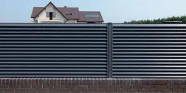 ogrodzenie metalowe z blachy alucynkowej z powłoką malarską fot. Konsport