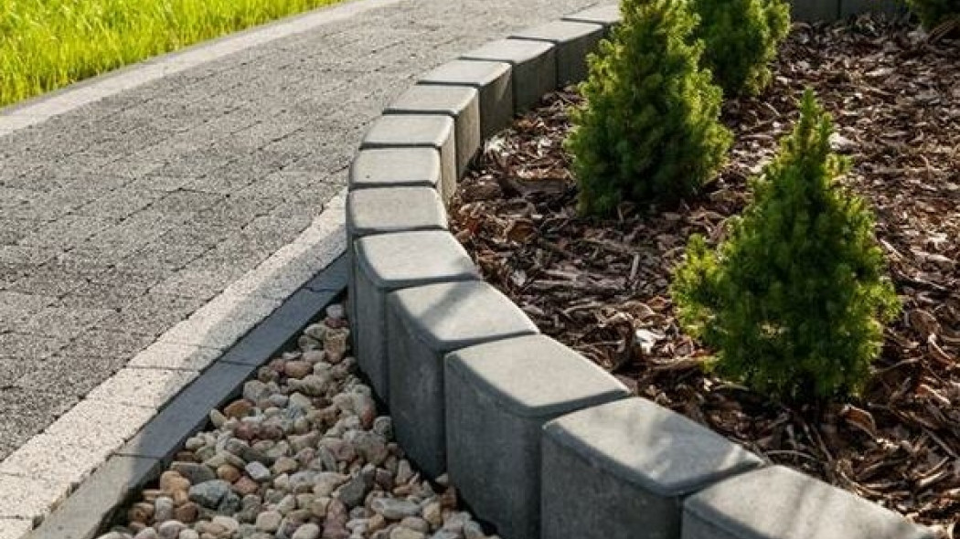 Układanie obrzeży nawierzchni brukowanych