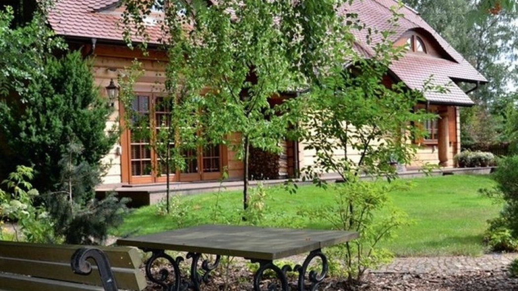 Wizyta w leśnym ogrodzie pełnym kwiatów