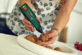 Świąteczny wianek z orzechów włoskich - zrób go sam krok po kroku