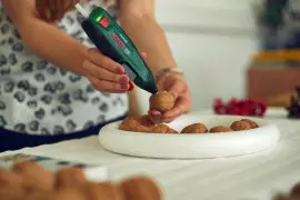 Świąteczny wianek z orzechów włoskich - zrób go sam krok po kroku