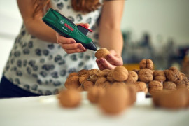 Świąteczny wianek z orzechów włoskich - zrób go sam krok po kroku