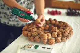 Świąteczny wianek z orzechów włoskich - zrób go sam krok po kroku