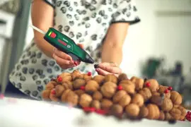 Świąteczny wianek z orzechów włoskich - zrób go sam krok po kroku