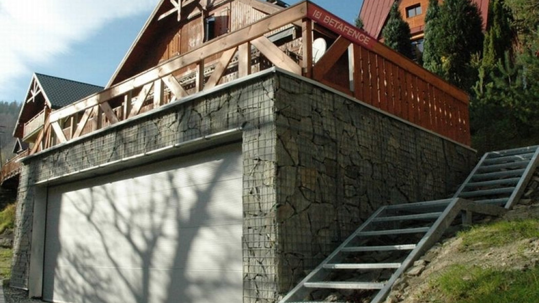 Dom z gabionami Betafence