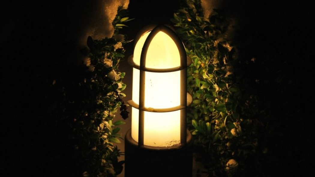 lampa ogrodowa fot. Ben_Kerckx - Pixabay.com