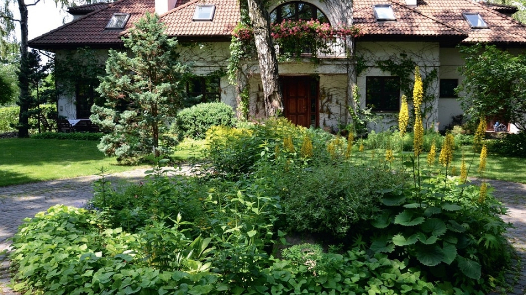 Rodzinne siedlisko w ogrodzie-parku