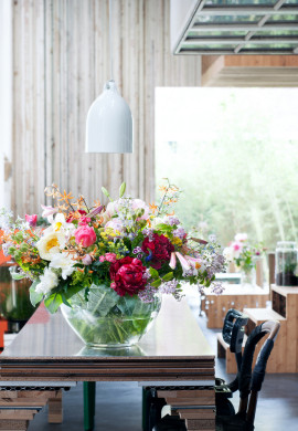 bukiet z piwoniami i kwiatami z ogrodu fot. Flower Council Holland