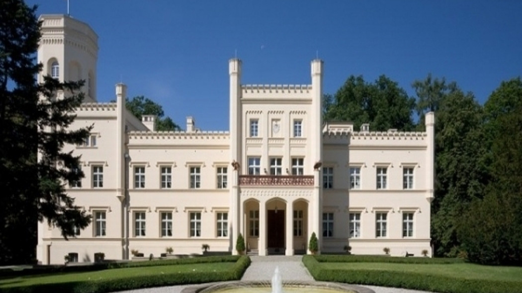 Mierzęcin -  romantyczny pałac pośród lasów i jezior