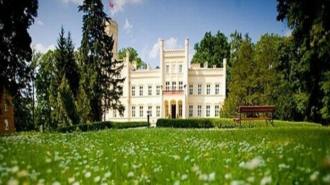 Mierzęcin -  romantyczny pałac pośród lasów i jezior