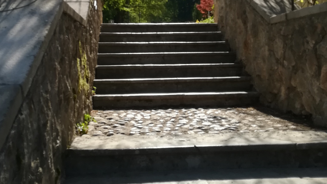 Nowoczesne sposoby na schody betonowe w ogrodzie, fot. MojcaK - Pixabay