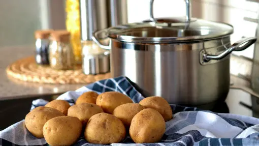 Woda po ugotowanych ziemniakach to świetny nawóz