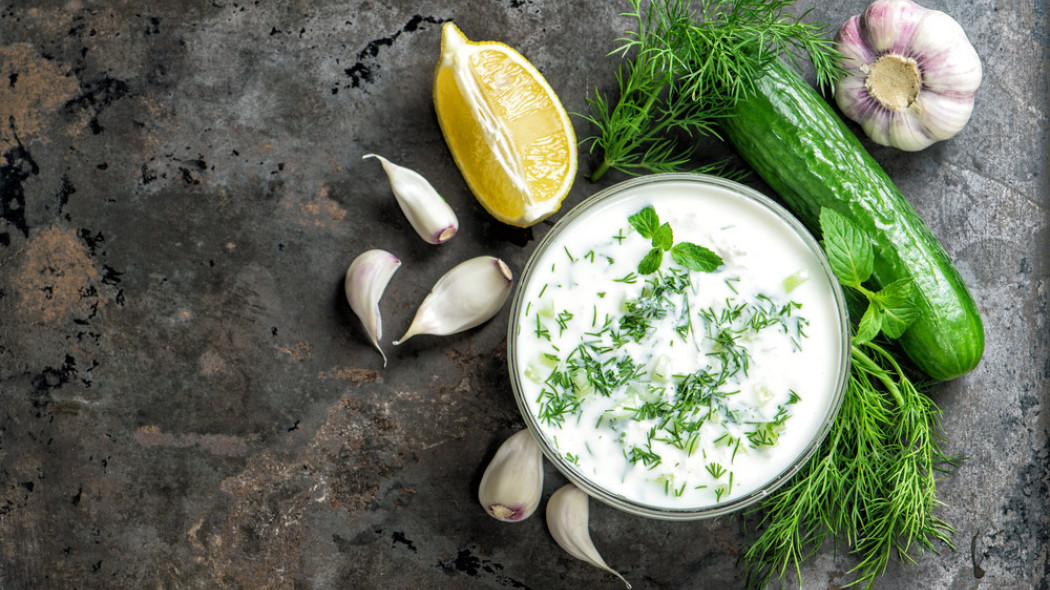 Grecki sos tzatziki – ogórki z jogurtem i czosnkiem

