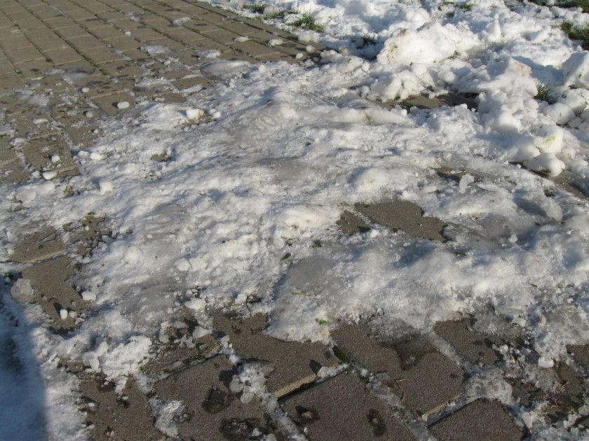 Zadeptany śnieg zamienia się w lód. Wtedy najlepiej skorzytać z piasku 