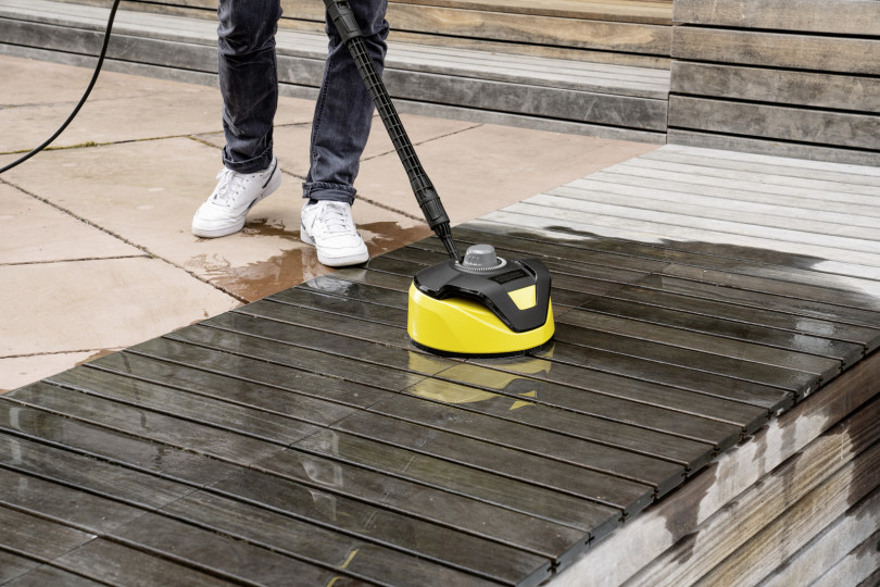 Urządzenie wysokociśnieniowe K 4 Power Control Home | Średniej klasy myjka przeznaczona do usuwania umiarkowanych zabrudzeń. Generują ciśnienie robocze na poziomie 130 barów, wydajność tłoczenia wody wynosi 420 l/h, moc to 1800 W, a wydajność powierzchniowa – 30 m²/h. Dodatkowo wyposażone są w innowacyjny silnik chłodzony wodą, który wyróżnia się wysoką żywotnością i cichą pracą. Pompa wykonana jest z trwałego kompozytu (poliamid i włókno szklane), co zapewnia odporność na korozję, środki czyszczące i oleje.