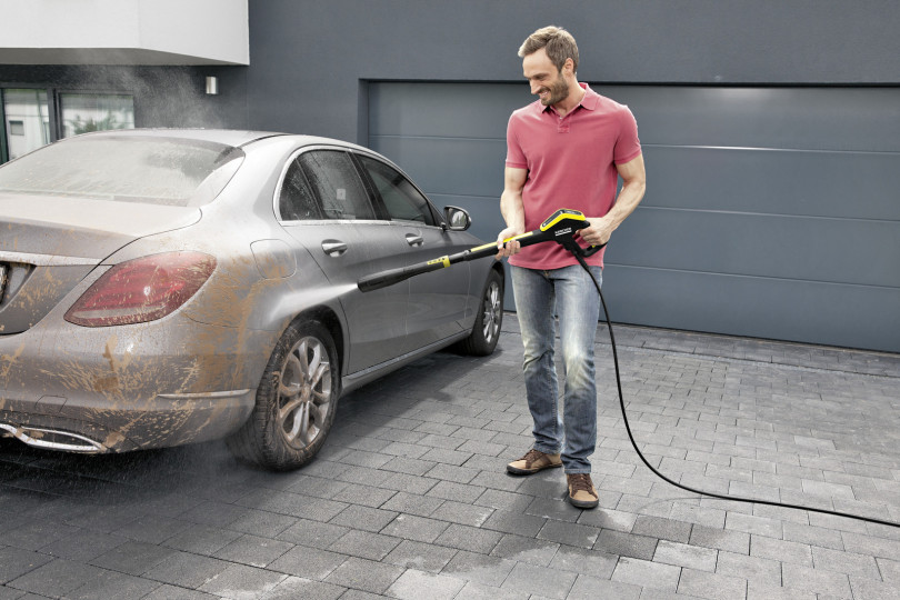 Urządzenie wysokociśnieniowe K 7 Premium Smart Control | To wyjątkowo mocne i niezawodne myjki ciśnieniowe do użytku przydomowego. Wyróżniają się najszerszym zakresem zastosowań (także do czyszczenia dużych samochodów, kamperów, basenów, elewacji) oraz imponującymi parametrami pracy. Wytwarzają ciśnienie na poziomie 180 barów, wydajność tłoczenia wody to 600 l/h, moc wynosi 3000 W, a wydajność powierzchniowa sięga 60 m²/h. Ponadto posiadają wytrzymały i cichy silnik chłodzony wodą oraz pompę z wysokiej jakości aluminium (niska zawartość miedzi w stopie), przez co jest odporna na korozję oraz na działanie wysokiego ciśnienia.