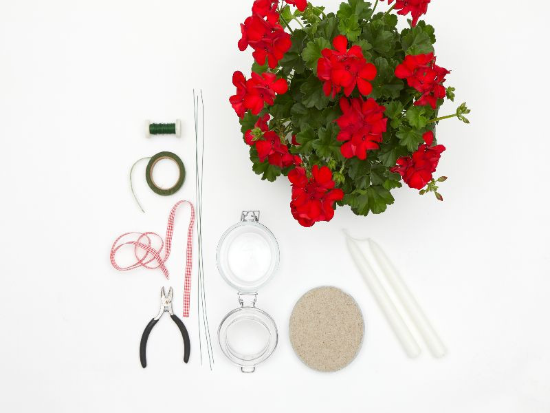 Świecznik z wianuszkiem z kwiatów pelargonii - fot. Pelargonium for Europe