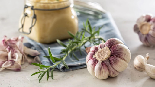 Czosnkowa pasta do kanapek – idealna na śniadanie! 