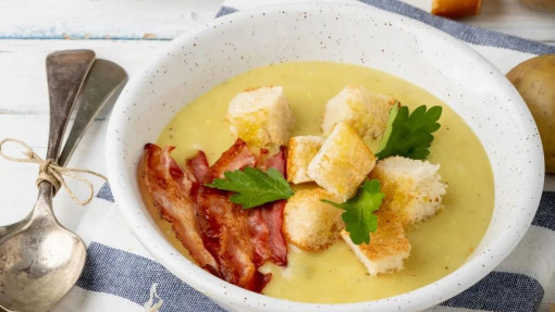 Zupa ziemniaczano-czosnkowa z grzankami i chipsami z boczku – coś na ząb w wersji fit! 