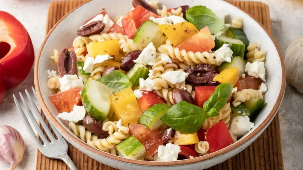 Salatka makaronowa z pomidorami, papryka, ogorkiem, oliwkami i feta