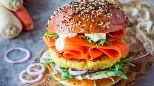 Burgery z pietruszki z marynowaną marchewką – są pyszne!