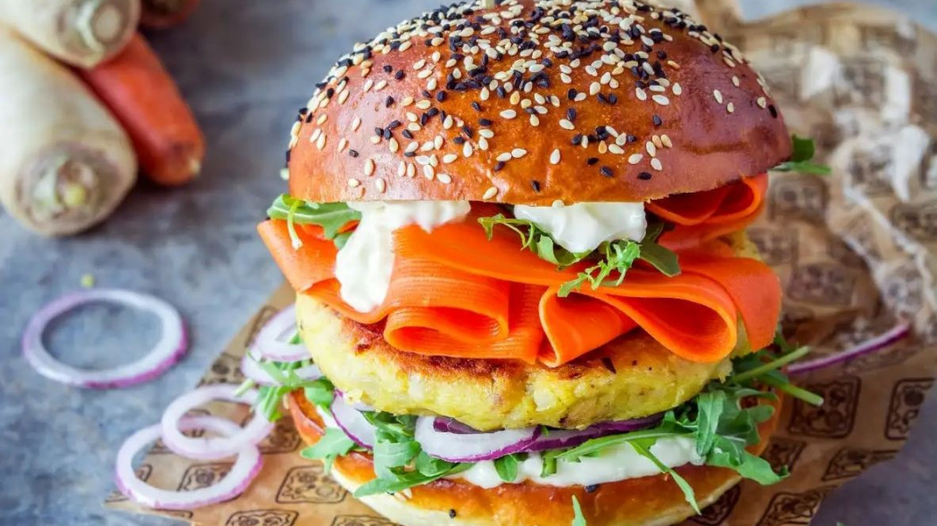 Burgery z pietruszki z marynowana marchewka