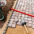 Układanie kostki brukowej: krok po kroku | Porady fachowców
