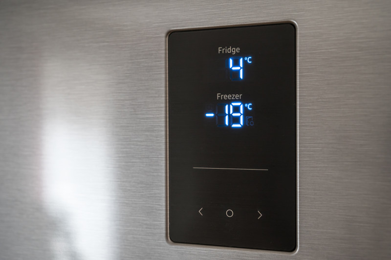 Regulacja temperatury w nowoczesnej lodówce - panel dotykowy