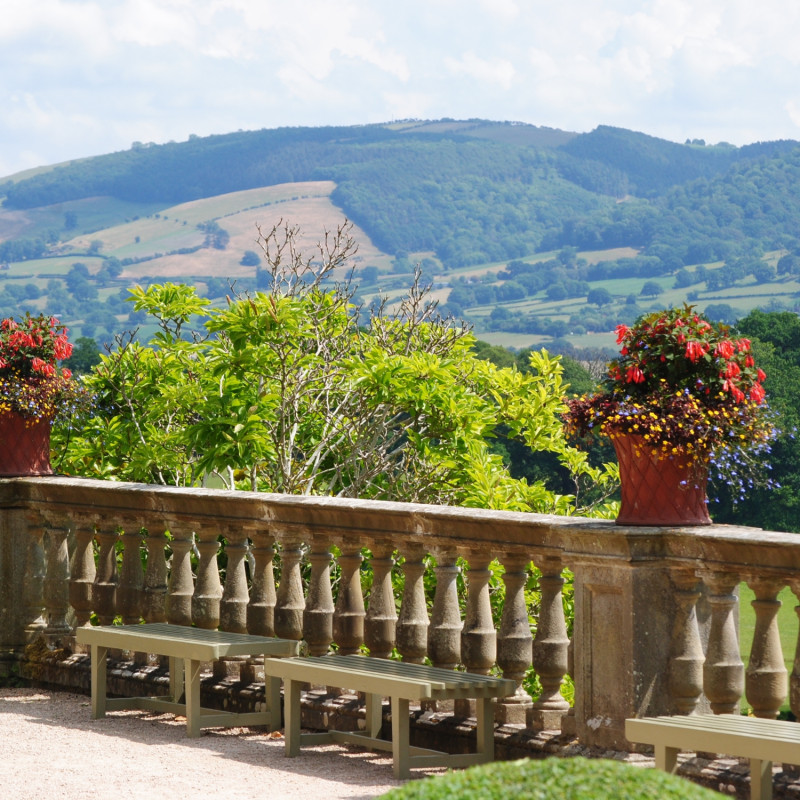 Powis Castle – balustrada na tarasie i angielskie kompozycje w donicach