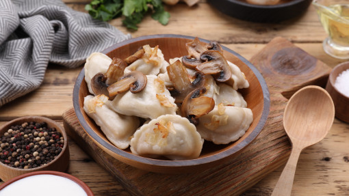 Domowe pierogi z grzybami. Idealny przepis na farsz i ciasto