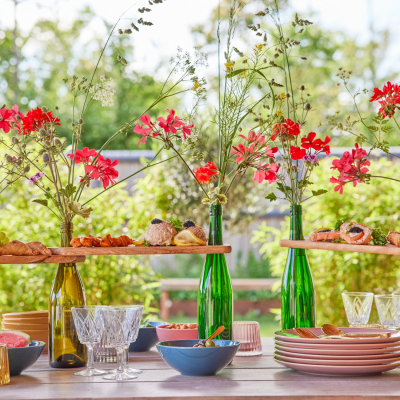 Dekoracja z pelargoniami w butelkach