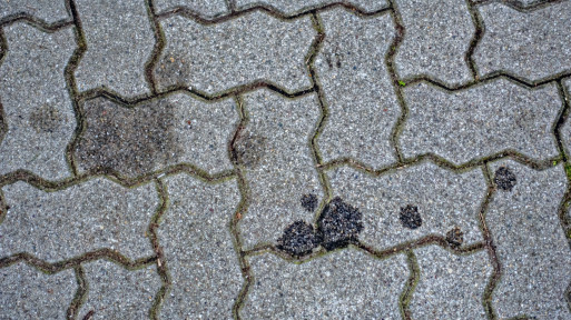 Brzydkie plamy oleju na kostce? Zobacz, czym usuniesz je w kilka minut