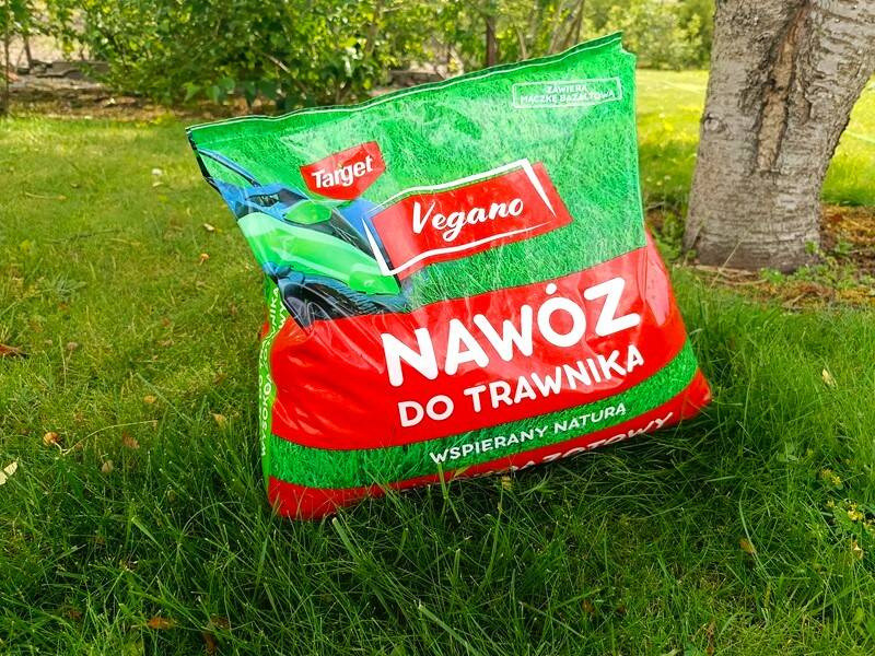 Nawożenie trawnika wiosną