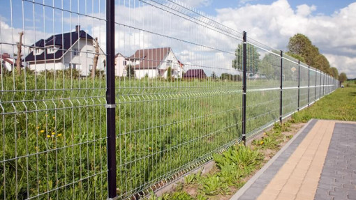 Ogrodzenia panelowe a bezpieczeństwo domu – jak wybrać ogrodzenie, które naprawdę chroni?
