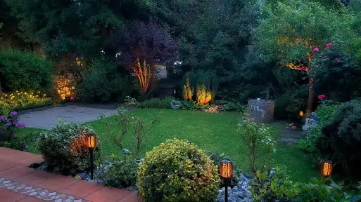 Oświetlenie małego ogrodu. Sprawdź, co właściwie warto podświetlić, a czego unikać