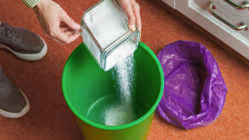 Masz dość smrodu z kosza? Sprawdź domowy sposób za 1,5 zł, który robi furorę