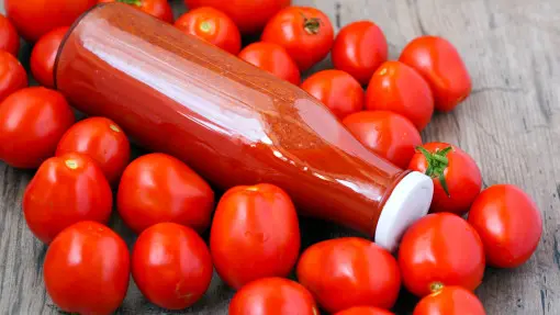 Jak zrobić najlepszy domowy ketchup z pomidorów? Przepisów jest kilka. Który wybierzesz?