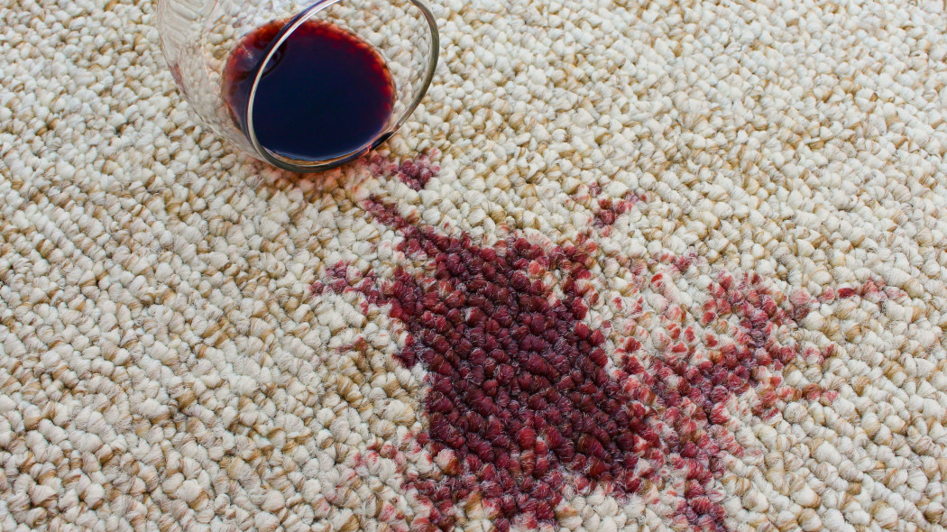 Znowu rozlałeś czerwone wino na dywan