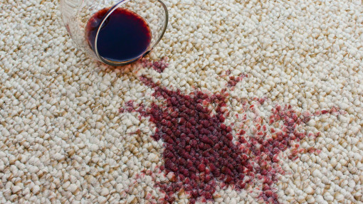 Znowu rozlałeś czerwone wino na dywan? Ta popularna przyprawa wchłonie plamę jak gąbka