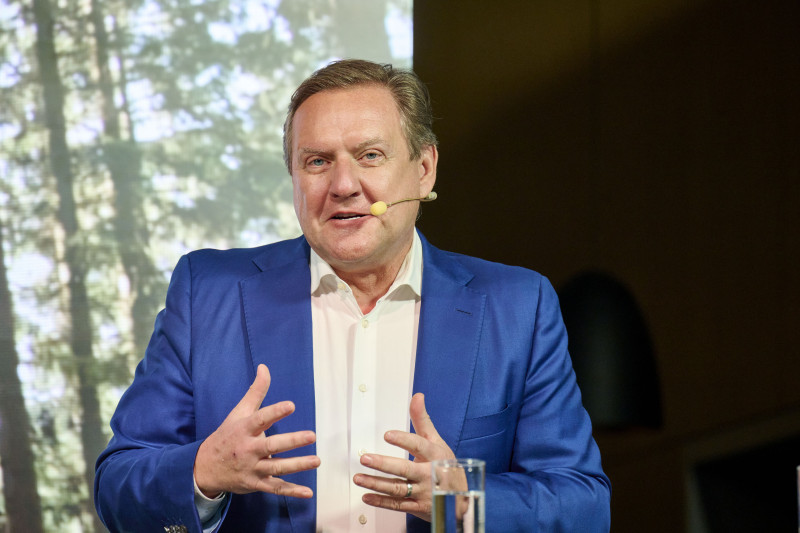 Prezes Zarządu STIHL AG, Michael Traub, podczas swojego wystąpienia podkreślił, że firma nie rezygnuje z tradycji silników spalinowych, ale z równym zaangażowaniem inwestuje w rozwój technologii akumulatorowej.