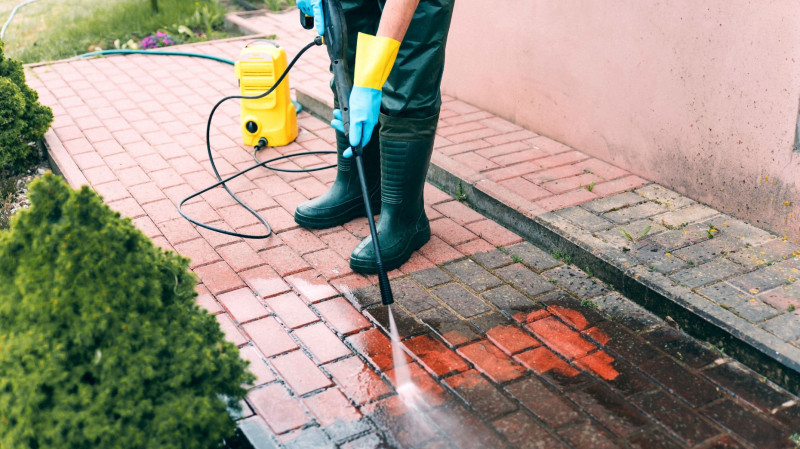 Myjka - urządzenie mechaniczne do jesiennych porządków wokół domu i w ogrodzie