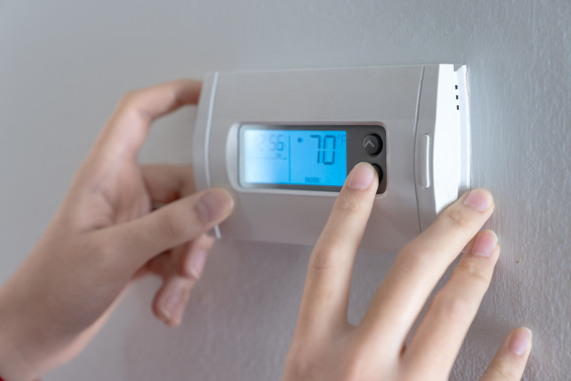 Zmiana ustawień termostatu – czy obniżanie temperatury na noc naprawdę zmniejsza rachunki za ogrzewanie?
