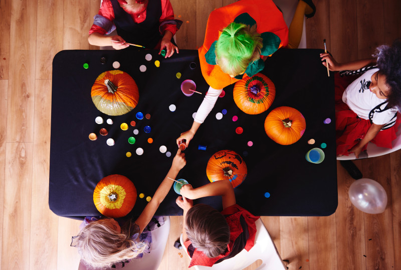 Dzieci malują dynie na Halloween – kreatywne dekoracje z dyni bez drążenia i bałaganu