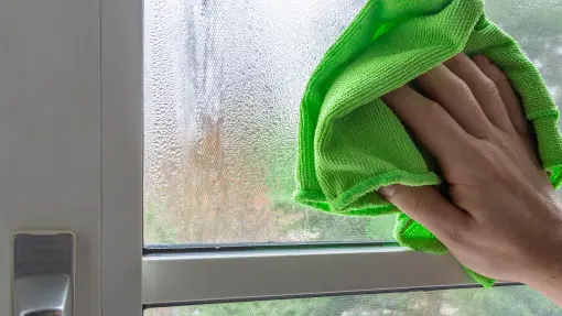 Okna "płaczą", a na parapecie stoi woda? Oto darmowy sposób na pochłaniacz wilgoci