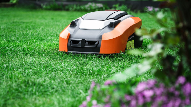 Automatyczna pielęgnacja trawnika – roboty w inteligentnym ogrodzie