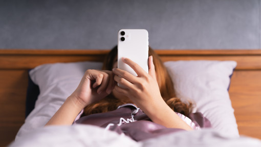 Telefon w łóżku? To nie tylko zły sen – to też… brud i bakterie