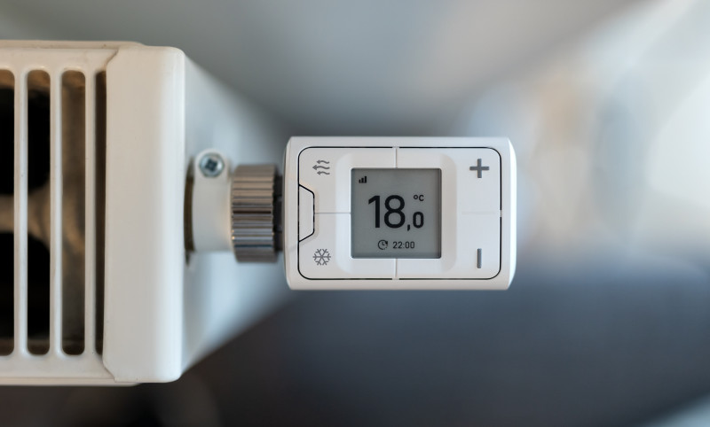 Nowoczesna głowica termostatyczna ustawiona na 18°C – idealna temperatura na noc